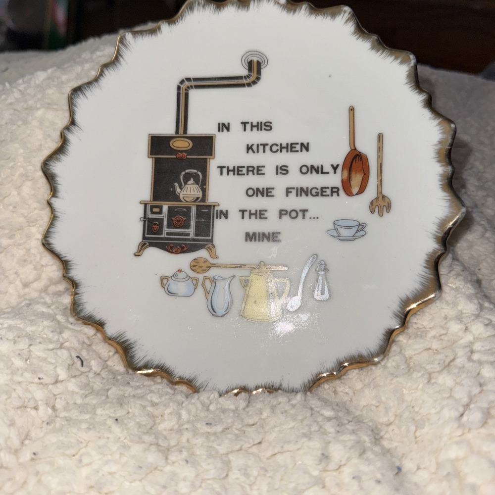 Collectible hanging ceramic plate Nevco Japan "In This Kitchen" Gold Edge
